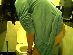 Порно видео вуайерист в туалете