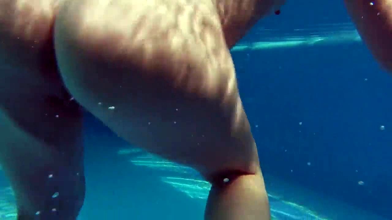 Kittina Ivory onthult haar lichaam in het zwembad / TUBEV.SEX nl foto